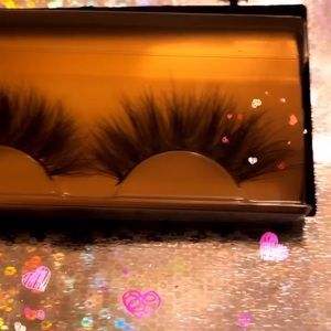 Lashing around boutique “The best Minks to blink”